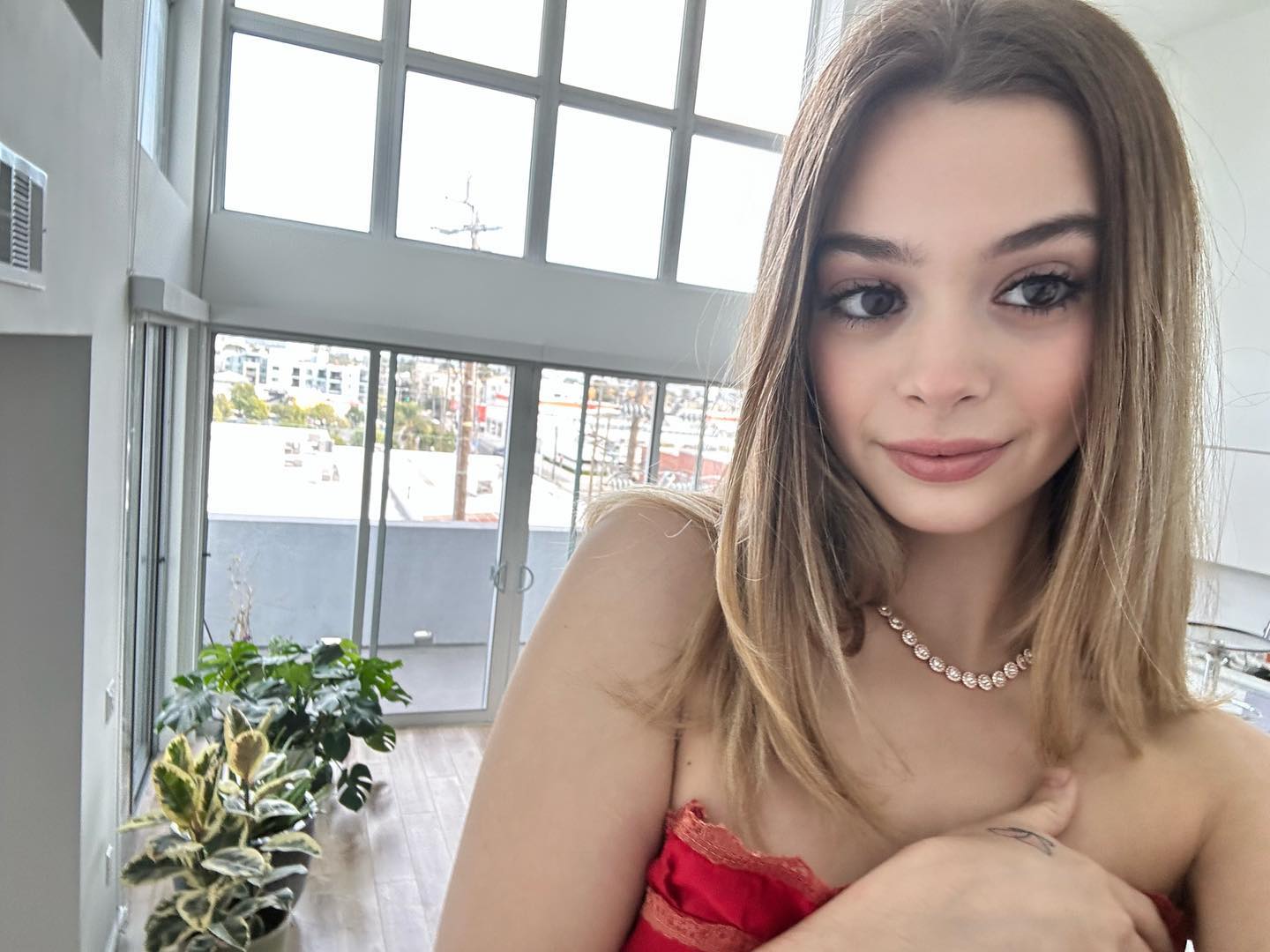 Molly Little Bio, Age, Career, Net Worth, Height, Education, Boyfriend & More